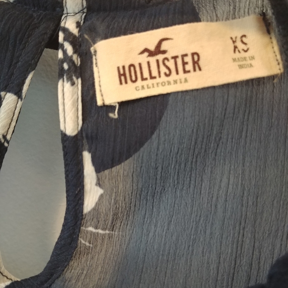 ❣️10/$50❣️:Sheer floral blouse - Picture 2 of 3